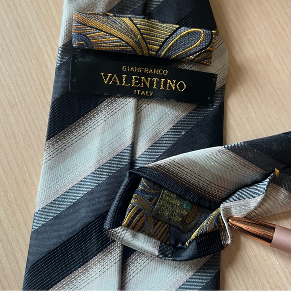 💕2/$30 💕Gianfranco Valentino Striped 100% Silk Tie - Picture 5 of 7